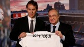 Real Madrid secara resmi memperkenalkan Julen Lopetegui sebagai pelatih baru menggantikan Zinedine Zidane pada 14 Juni 2018 di Stadion Santiago Bernabeu. (REUTERS/Juan Medina)