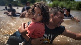 FOTO: Imigran Honduras Pertaruhkan Nyawa Demi Paman Sam