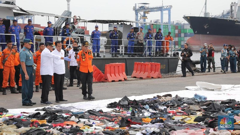 Presiden Jokowi bersama Menteri Perhubungan Budi Karya Sumadi dan Kepala Badan SAR Nasional Marsekal Madya M Syaugi meninjau temuan serpihan dari kecelakaan Lion Air