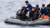 Tim selam sedang bersiap turun ke lautan untuk mencari korban pesawat JT-610 di lautan utara Karawang, Jawa Barat, 30 Oktober 2018. (REUTERS/Beawiharta)
