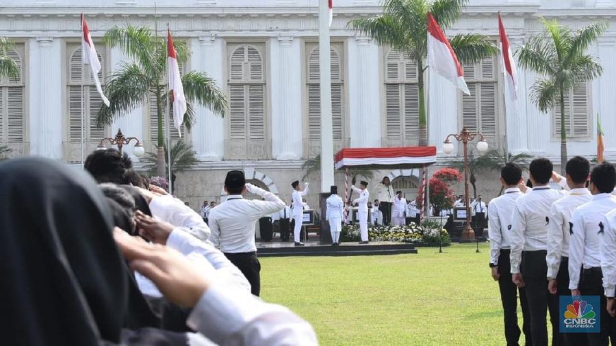 Sri Mulyani kenakan pita hitam dan berkabung di upacara hari uang 