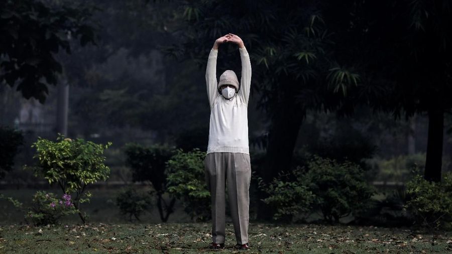 A man wears a face mask as he exercises at a park on a smoggy morning in New Delhi, India, October 30, 2018. REUTERS/Anushree Fadnavis