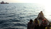 Petugas SAR Gabungan menyisir pencarian korban kecelakaan pesawat Lion Air JT-610, di titik lokasi jatuhnya pesawat di perairan laut Karawang, Jawa Barat, Senin (29/10). (ANTARA FOTO/Risky Andrianto)