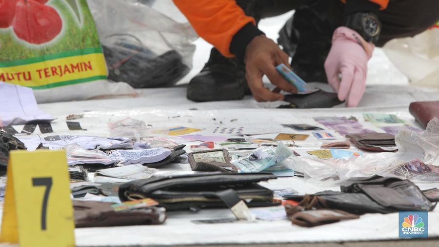Barang tersebut akan dijadikan penelusuran identitas oleh petugas untuk menemukan kecocokan data penumpang pesawat tersebut.