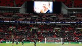 Penghormatan untuk Vichai Srivaddhanaprabha juga dilakukan Tottenham Hotspur sebelum pertandingan melawan Manchester City di Stadion Wembley. (Action Images via Reuters/Paul Childs)