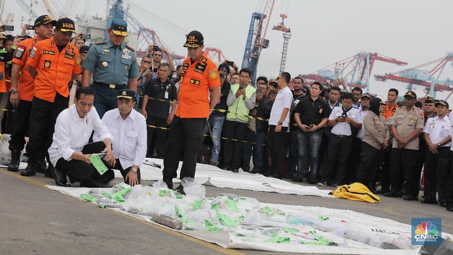 Presiden Jokowi bersama Menteri Perhubungan Budi Karya Sumadi dan Kepala Badan SAR Nasional Marsekal Madya M Syaugi meninjau temuan serpihan dari kecelakaan Lion Air
