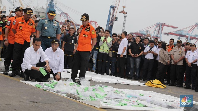 Presiden Jokowi bersama Menteri Perhubungan Budi Karya Sumadi dan Kepala Badan SAR Nasional Marsekal Madya M Syaugi meninjau temuan serpihan dari kecelakaan Lion Air