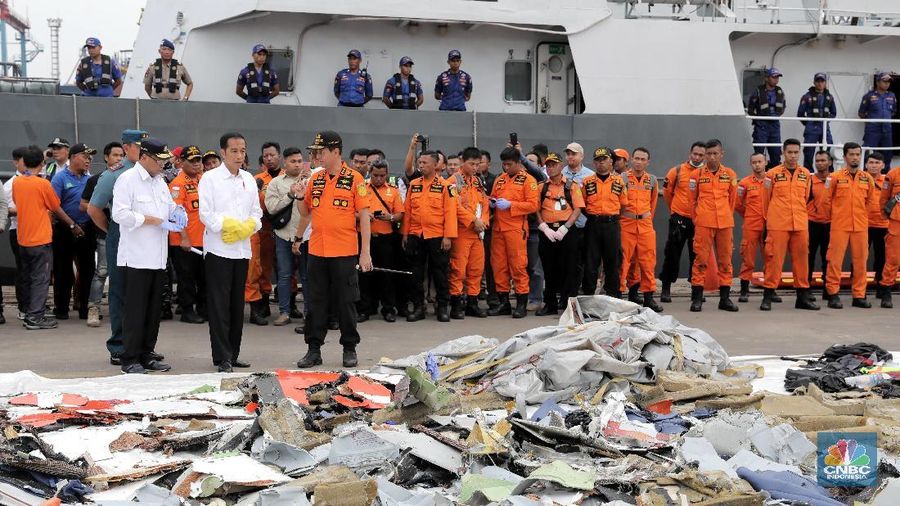 Presiden Jokowi bersama Menteri Perhubungan Budi Karya Sumadi dan Kepala Badan SAR Nasional Marsekal Madya M Syaugi meninjau temuan serpihan dari kecelakaan Lion Air