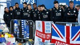 Skuat Leicester City ikut melakukan penghormatan untuk pemilik Vichai Srivaddhanaprabha. Selain Vichai empat orang yang meninggal adalah dua asisten Vichai, Nusara Suknamai dan Kaveporn Punpare, pilot Eric Swaffer, serta co-pilot Izabella Roza Lechowicz. (REUTERS/Peter Nicholls)