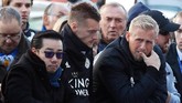 Khun Aiyawatt Srivaddhanaprabha, Jamie Vardy, dan Kasper Schmeichel melakukan penghormatan untuk Vichai. (REUTERS/Peter Nicholls)
