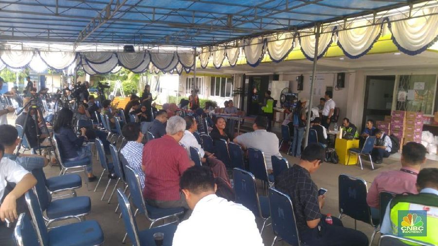 Tercatat sudah ada 101 pelapor yang datang untuk melaporkan 87 penumpang di pesawat nahas tersebut.
