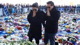 Wakil Presiden Leicester City Khun Aiyawatt Srivaddhanaprabha (kiri) dan istri Vichai, Aimon Srivaddhanaprabha, memberikan penghormatan di luar Stadion King Power. (REUTERS/Peter Nicholls)