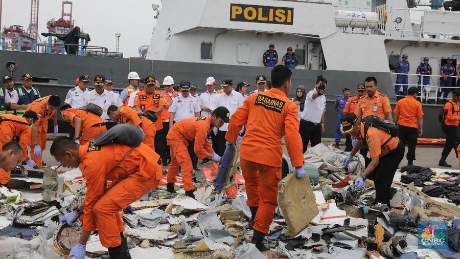 Budi Karya Sumadi mengungkapkan Direktur Teknik dan pegawai teknisi Lion Air yang menangani penerbangan pesawat JT-610 dicopot.