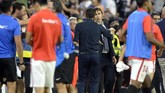 Julen Lopetegui bersalaman dengan pelatih Sevilla Pablo Machin usai pertandingan di Ramon Sanchez Pizjuan, 26 September 2018. Ini adalah kekalahan pertama Real Madrid di La Liga musim ini. (CRISTINA QUICLER / AFP)