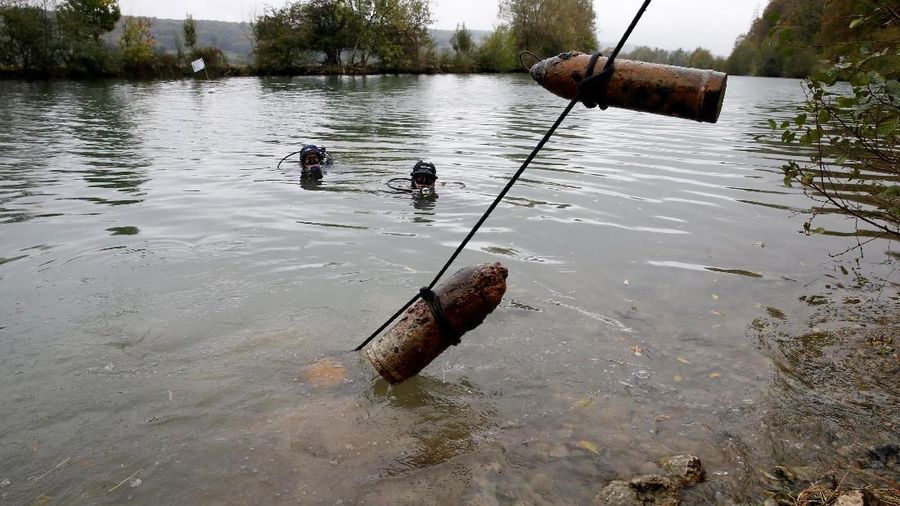 Sungai Meuse yang terletak di utara dan barat dari Verdun merupakan tempat tentara Jerman membuang ribuan peluru artileri ke air sungai.