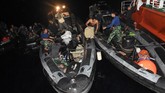 Prajurit Denjaka dan Taifib TNI mengevakuasi puing dan jenazah korban kecelakaan pesawat Lion Air JT 610 ke Kapal Basarnas (KN SAR Jakarta) di perairan Karawang, Jawa Barat, Senin (29/10). (ANTARA FOTO/Indrianto Eko Suwarso)