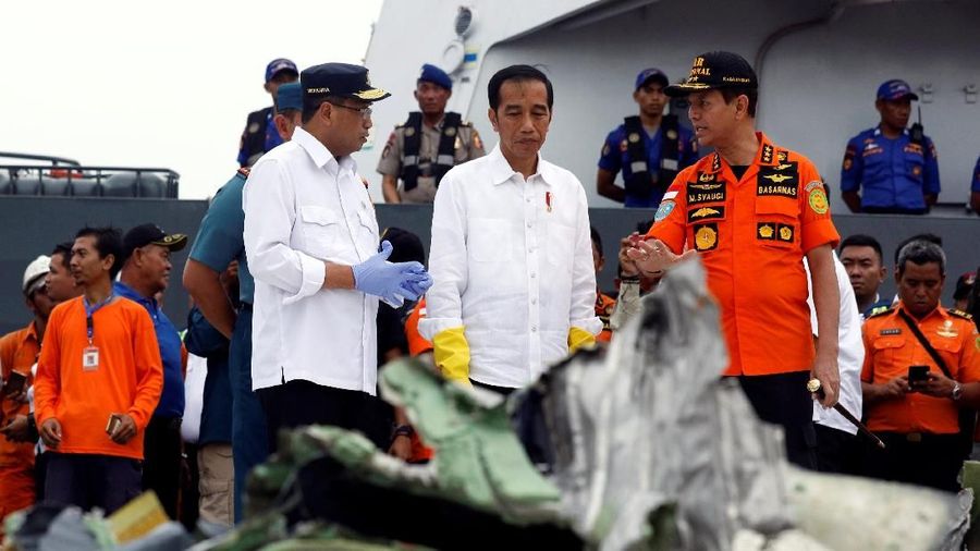 Presiden Jokowi bersama Menteri Perhubungan Budi Karya Sumadi dan Kepala Badan SAR Nasional Marsekal Madya M Syaugi meninjau temuan serpihan dari kecelakaan Lion Air