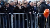 Dua bintang Leicester City Jamie Vardy dan Kasper Schmeichel mendampingi Wakil Presiden Khun Aiyawatt Srivaddhanaprabha. (REUTERS/Peter Nicholls)