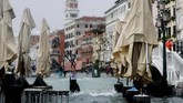 Banjir paling tinggi yang pernah terjadi di Venesia mencapai hampir 2 meter pada November 1966 silam. (AFP Photo/Miguel Medina)