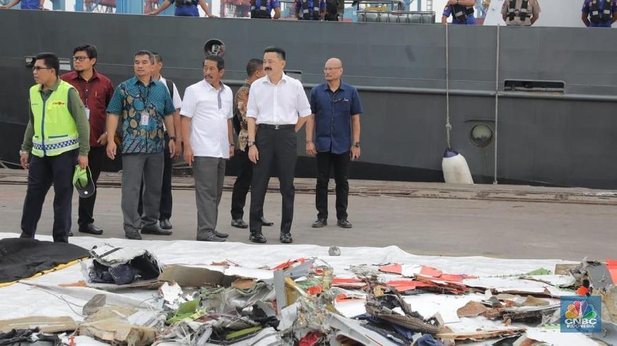 Pemilik Rusdi Kirana memeriksa puing-puing hancur yang dikumpulkan dari pesawat Lion Air JT610
