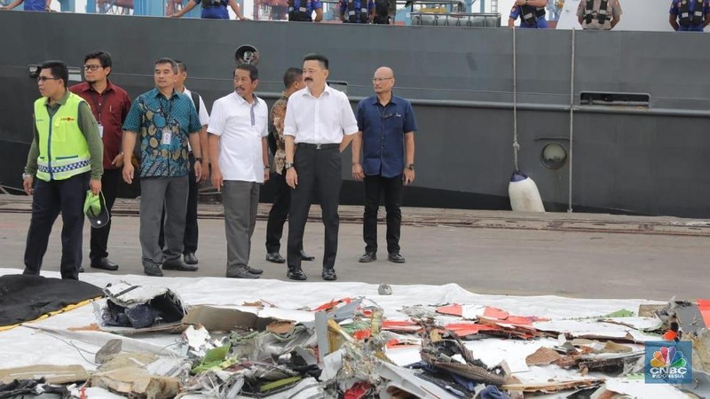 Pemilik Rusdi Kirana memeriksa puing-puing hancur yang dikumpulkan dari pesawat Lion Air JT610