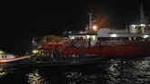 Prajurit Denjaka dan Taifib TNI mengevakuasi puing dan jenazah korban kecelakaan pesawat Lion Air JT 610 ke Kapal Basarnas (KN SAR Jakarta) di perairan Karawang, Jawa Barat, Senin (29/10). (ANTARA FOTO/Indrianto Eko Suwarso)