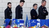 Manajer Leicester City Claude Puel, bek Harry Maguire, dan Matty James terlihat mengikuti penghormatan untuk Vichai Srivaddhanaprabha. Vichai menjadi salah satu dari lima orang yang meninggal akibat helikopter jatuh. (REUTERS/Peter Nicholls)