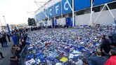 Suporter Leicester City menaruh bunga dan sejumlah barang untuk mengenang pemilik klub Vichai Srivaddhanaprabha yang meninggal dalam kecelakaan helikopter di luar Stadion King Power, Sabtu (27/10) malam waktu setempat. (REUTERS/Peter Nicholls)