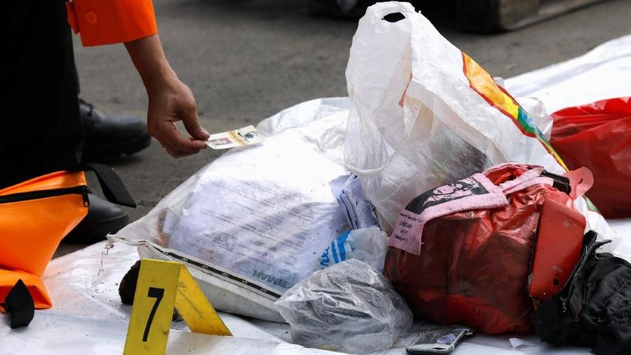 Barang tersebut akan dijadikan penelusuran identitas oleh petugas untuk menemukan kecocokan data penumpang pesawat tersebut.