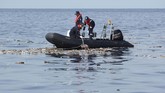 Menggunakan perahu karet, petugas Tim SAR melakukan pengangkutan barang dan serpihan pesawat Lion Air JT-610 di perairan Karawang, Jawa Barat, Senin (29/10). (ANTARA FOTO/Arif Ariadi)