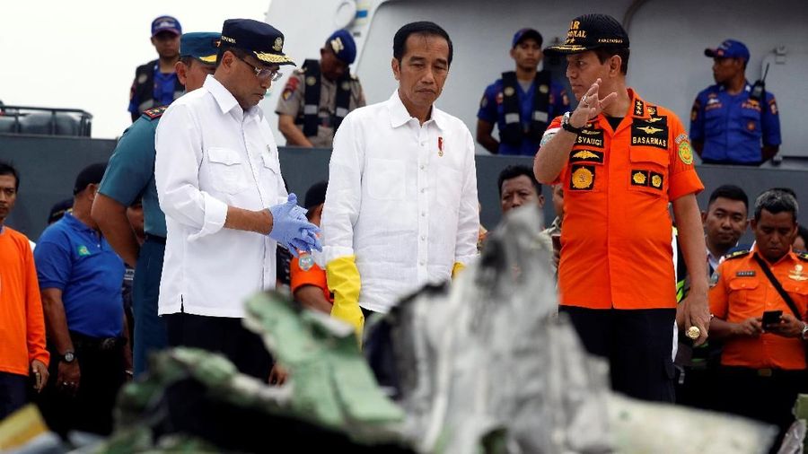 Presiden Jokowi bersama Menteri Perhubungan Budi Karya Sumadi dan Kepala Badan SAR Nasional Marsekal Madya M Syaugi meninjau temuan serpihan dari kecelakaan Lion Air