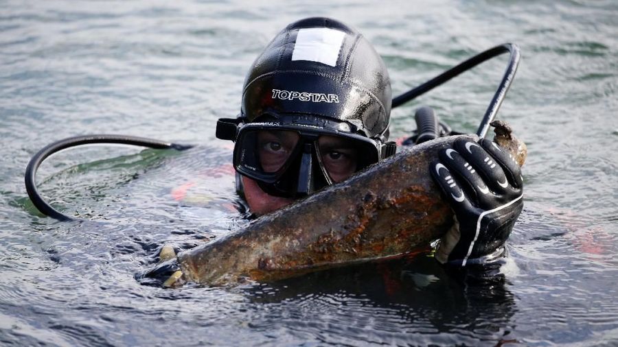 Sungai Meuse yang terletak di utara dan barat dari Verdun merupakan tempat tentara Jerman membuang ribuan peluru artileri ke air sungai.