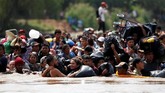 Ribuan imigran Honduras mempertaruhkan nyawanya melintasi perbatasan negaranya menuju Guatemela untuk kemudian melanjutkan perjuangan ke Meksiko demi mencapai Amerika Serikat. (Reuters/Carlos Garcia Rawlins)