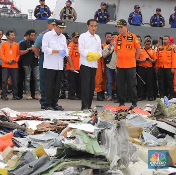 Jokowi Tinjau Posko Evakuasi Lion Air JT 610