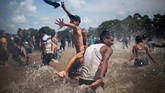 Otoritas imigrasi Meksiko hanya mengizinkan 640 imigran untuk melalui jembatan yang membentang di atas Sungai Suchiate. (Reuters/Adrees Latif)