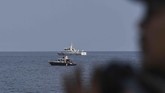 Personel Polri dan anggota KPLP melakukan pencarian pesawat Lion Air JT610 di perairan Karawang, Jawa Barat, Senin (29/10). (ANTARA FOTO/Hafidz Mubarak A)