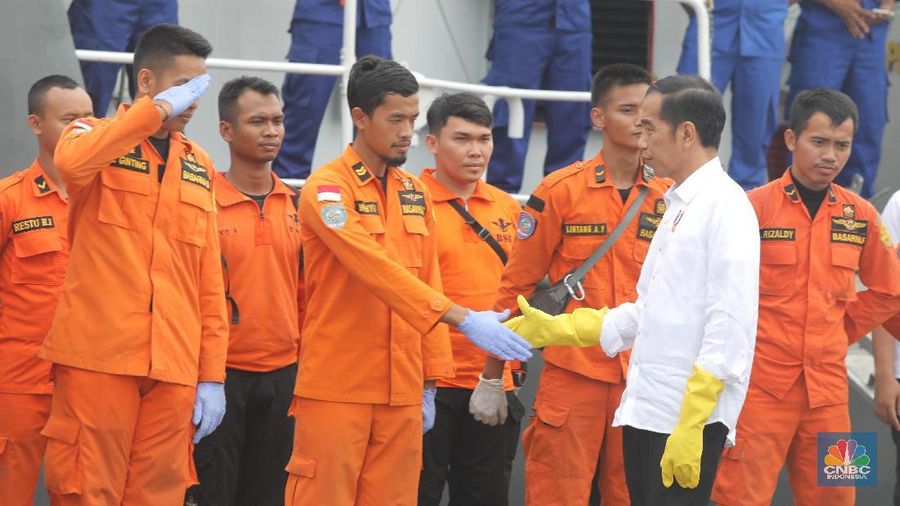 Presiden Jokowi bersama Menteri Perhubungan Budi Karya Sumadi dan Kepala Badan SAR Nasional Marsekal Madya M Syaugi meninjau temuan serpihan dari kecelakaan Lion Air