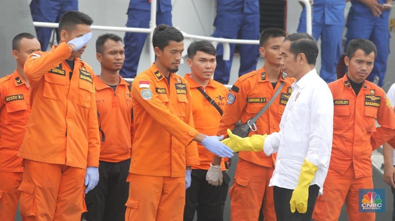 Presiden Jokowi bersama Menteri Perhubungan Budi Karya Sumadi dan Kepala Badan SAR Nasional Marsekal Madya M Syaugi meninjau temuan serpihan dari kecelakaan Lion Air