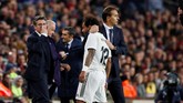 Julen Lopetegui memeluk Marcelo yang mengalami cedera saat Real Madrid dipermalukan Barcelona 1-5 pada pertandingan El Clasico, 28 Otkober 2018. Sebuah hasil yang membuat manajemen Madrid memutuskan untuk memecat Lopetegui. (REUTERS/Albert Gea)
