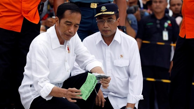 Presiden Jokowi bersama Menteri Perhubungan Budi Karya Sumadi dan Kepala Badan SAR Nasional Marsekal Madya M Syaugi meninjau temuan serpihan dari kecelakaan Lion Air