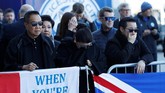 Khun Aiyawatt Srivaddhanaprabha dan Aimon Srivaddhanaprabha tidak bisa menahan tangis menyusul meninggalnya Vichai. Pengusaha asal Thailand itu membeli Leicester City pada 2010. (REUTERS/Peter Nicholls)