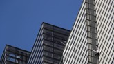 Bak Spiderman, Alain Robert, seorang pria asal Prancis, asyik memanjat gedung-gedung pencakar langit tanpa alat bantu. Dia hanya mengandalkan kekuatan tangan dan kaki serta pikiran untuk fokus pada misi panjatnya. (Photo by Daniel LEAL-OLIVAS/AFP)
