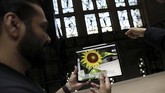 Selain itu, iPad Pro tidak memiliki lubang headphone atau pun tombol Home. Produk Apple ini memiliki fitur Face ID dan USB-C. (REUTERS/Shannon Stapleton)