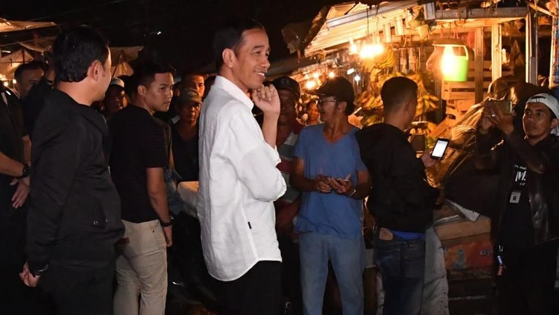 Setiba disana Jokowi langsung menghampiri para pedagang dan menanyakan soal harga.
