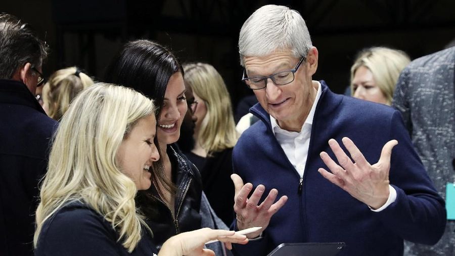 Apple CEO Tim Cook tries out the new iPad Pro as singer Lana Del Rey (middle) looks on during an Apple launch event in the Brooklyn borough of New York, U.S., October 30, 2018. REUTERS/Shannon Stapleton