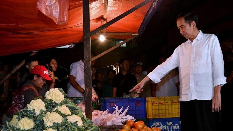 Setiba disana Jokowi langsung menghampiri para pedagang dan menanyakan soal harga.