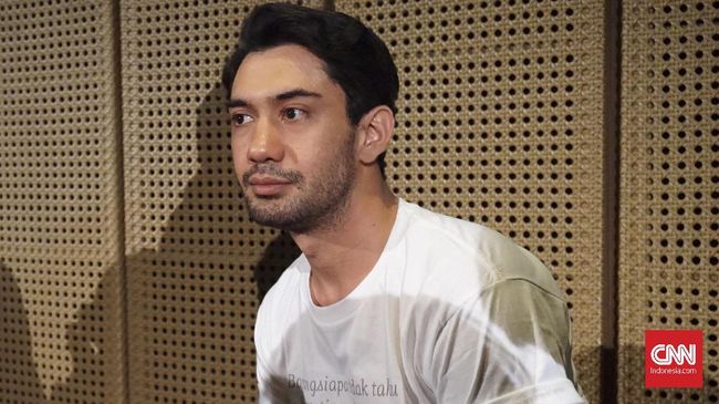 Tangis Reza Rahadian Pecah Saat Kunjungi Rumah Habibie