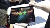 Gawai terbaru ini tersedia dalam dua ukuran: 11 inci dimulai dengan harga US$799 atau sekitar Rp12,1 juta, dan ukuran 12 inci dengan harga dimulai dari US$999 atau sekitar Rp15,2 juta.(REUTERS/Shannon Stapleton)
