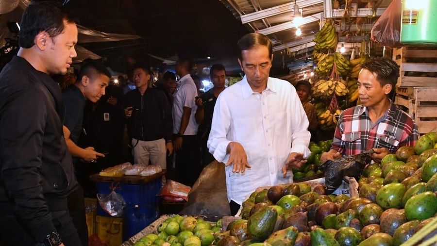 Setiba disana Jokowi langsung menghampiri para pedagang dan menanyakan soal harga.