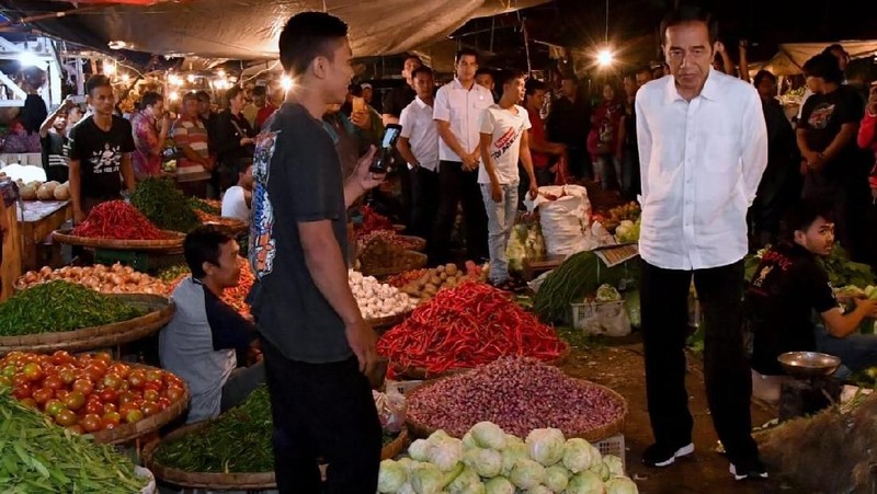 Setiba disana Jokowi langsung menghampiri para pedagang dan menanyakan soal harga.